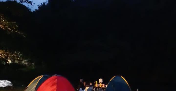 Seru! Nikmati Libur Nataru dengan Berkemah di Tepi Sungai Longalo