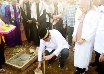 MASJID RAYA - Gubernur Gorontalo Gusnar Ismail melakukan peletakan batu pertama pembangunan Masjid Raya Gorontalo Islamic Center, di Desa Talulobutu Selatan, Kecamatan Tapa, Bone Bolango, Jumat 12 Desember 2025. (foto:haris/dok-pemprov)