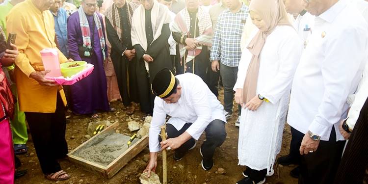 MASJID RAYA - Gubernur Gorontalo Gusnar Ismail melakukan peletakan batu pertama pembangunan Masjid Raya Gorontalo Islamic Center, di Desa Talulobutu Selatan, Kecamatan Tapa, Bone Bolango, Jumat 12 Desember 2025. (foto:haris/dok-pemprov)