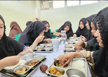 Siswa penerima manfaat menikmati makan bergizi program Makan Bergizi Gratis (MBG). (Foto:istimewa)