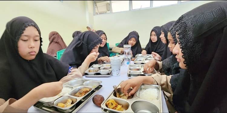Siswa penerima manfaat menikmati makan bergizi program Makan Bergizi Gratis (MBG). (Foto:istimewa)