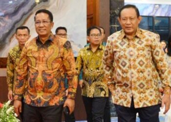 Menkum Supratman Andi Agtas bersama Gubernur Gorontalo Gusnar Ismail pada peresmian Posbakum di Gedung Azalea, Kota Gorontalo, Jumat (28/11). (Foto : Mila/diskominfotik)