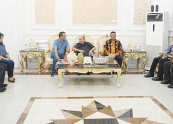 Wali Kota Gorontalo, Adhan Dambea didampingi sejumlah pejabat Pemkot Gorontalo tengah bersama dengan Menteri Hukum RI, Supratman Andi Agtas, Jumat (28/11/2025). (Foto: Prokopim)