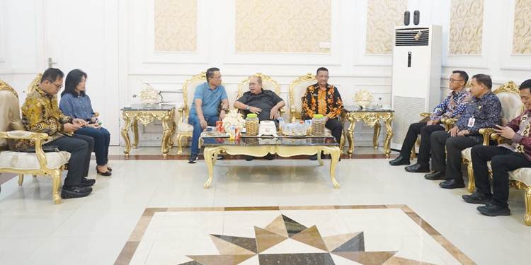 Wali Kota Gorontalo, Adhan Dambea didampingi sejumlah pejabat Pemkot Gorontalo tengah bersama dengan Menteri Hukum RI, Supratman Andi Agtas, Jumat (28/11/2025). (Foto: Prokopim)