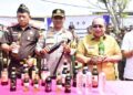 Wali Kota Gorontalo, Adhan Dambea bersama unsur Forkopimda pada pemusnahan belasan ribu botol Miras, Senin (29/12/2025). (Foto: Prokopim)