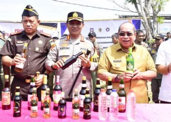 Wali Kota Gorontalo, Adhan Dambea bersama unsur Forkopimda pada pemusnahan belasan ribu botol Miras, Senin (29/12/2025). (Foto: Prokopim)