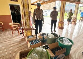 Ratusan botol minuman keras (Miras) berhasil disita oleh pihak Kepolisian, saat pelaksanaan Operasi Pekat Otanaha 2025 menjelang Natal dan Tahun Baru (Nataru).