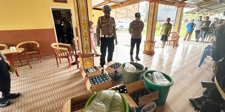 Ratusan botol minuman keras (Miras) berhasil disita oleh pihak Kepolisian, saat pelaksanaan Operasi Pekat Otanaha 2025 menjelang Natal dan Tahun Baru (Nataru).