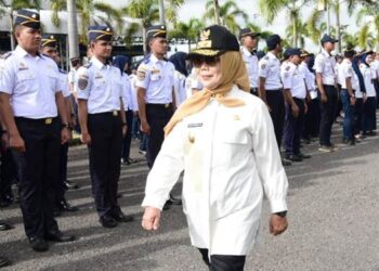 Wakil Gubernur Gorontalo Idah Syahidah Rusli Habibie saat mengecek pasukan apel pada pelaksanaan gelar pasukan sekaligus membuka Posko Terpadu Angkutan Udara Nataru di kompleks Bandara Djalaludin Gorontalo, Rabu 18 Desember 2025. (Foto – Nova/Diskominfotik).