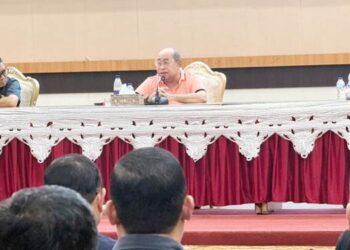 Wali Kota Gorontalo, Adhan Dambea pada rapat koordinasi dan evaluasi (Rakorev) penyelenggaraan pemerintahan, pembangunan, dan kemasyarakatan di Bandhayo Lo Yiladia pada Senin (8/12/2025) malam. (Foto: Prokopim)