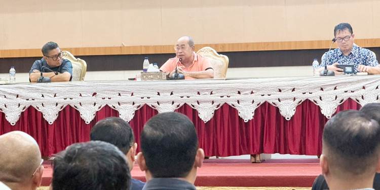 Wali Kota Gorontalo, Adhan Dambea pada rapat koordinasi dan evaluasi (Rakorev) penyelenggaraan pemerintahan, pembangunan, dan kemasyarakatan di Bandhayo Lo Yiladia pada Senin (8/12/2025) malam. (Foto: Prokopim)
