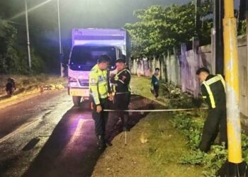 Petugas Unit Lakalantas Polres Bone Bolango saat melakukan olah TKP di lokasi lakalantas, Jalan Trans Sulawesi, Kabupaten Bone Bolango, Gorontalo, Kamis (11/12). (Foto: Unit Laka Polres Bonbol/For Gorontalo Post).