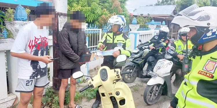 Penggendara yang tidak menggunakan helm standar, mendominasi tilang di Kota Gorontalo selama Operasi Otanaha 2025.