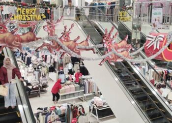 Dekorasi kereta seluncur sinterklas dengan beberapa ekor rusa kutub menghiasi di salah satu tempat perbelanjaan terbesar di Gorontalo, saat perayaan Natal 2025, Senin (22/12). (F. Natharahman/ Gorontalo Post)