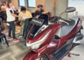 DAW memperkenalkan lebih dekat Honda PCX160 sebagai skutik premium Honda yang mengedepankan desain elegan pada PCX Billiard One Day 9 Ball Tournament di Manado. (foto: dok/daw)