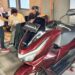 DAW memperkenalkan lebih dekat Honda PCX160 sebagai skutik premium Honda yang mengedepankan desain elegan pada PCX Billiard One Day 9 Ball Tournament di Manado. (foto: dok/daw)