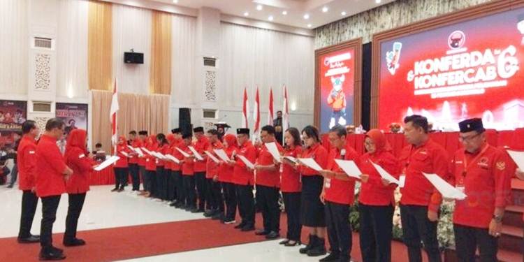 Pelantikan pimpinan DPD dan DPC PDIP Gorontalo oleh Ketua DPP PDIP sekaligus Anggota Fraksi PDIP DPR RI, Puti Guntur Soekarno, di GPCC, Kota Gorontalo, Selasa (2/12).