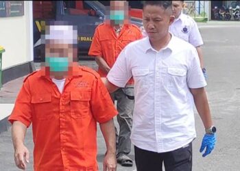 Dua tersangka tambang emas illegal di Desa Batu Kramat Kecamatan Paguyaman, Kabupaten Boalemo, Provinsi Gorontalo resmi ditahan Polres Boalemo, Rabu (24/12/2025). (Foto: Roy/Gorontalo Post)