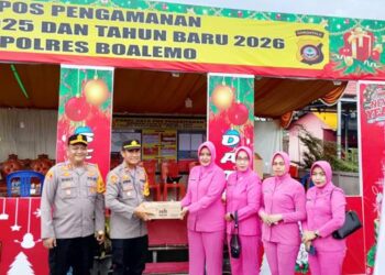 Kapolres Boalemo, AKBP AKBP Sigit Rahayudi,S.I.K., bersama Ketua Cabang Bhayangkari, Gita Rahayudi, dan seluruh PJU Polres Boalemo, melakukan pemeriksaan serta pengecekan pos Nataru 2026.