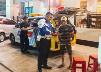Personel Samsat saat memberikan pelayanan pengurusan pajak di Mall Gorontalo.