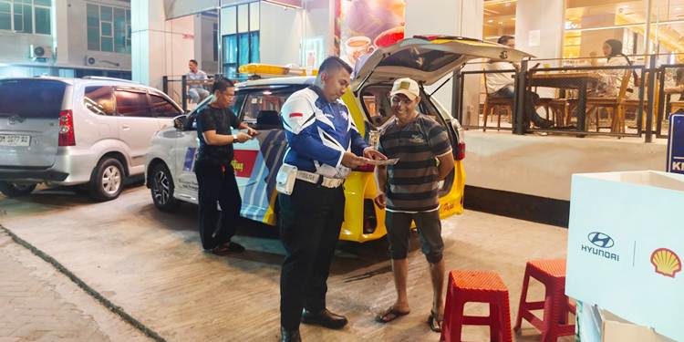 Personel Samsat saat memberikan pelayanan pengurusan pajak di Mall Gorontalo.