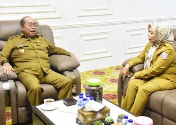 Wagub Gorontalo, Idah Syahidah Rusli Habibie tengah berbincang dengan Wali Kota Gorontalo, Adhan Dambea.