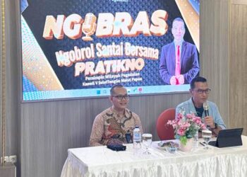 SOLUSI UMKM - Pimpinan wilayah PT Pedagaian Regional V Manado, Pratikno (kanan) bersama pimpinan Pegadaian Gorontalo pada kegiatan Ngobras Media di Hotel Yulia, Kota Gorontalo, Kamis 18 Desember 2025. (foto: Jitro Paputungan/ Gorontalo Post)