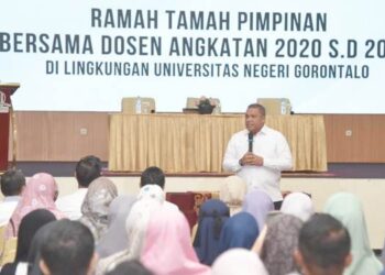 Rektor UNG saat memberikan pembekalan dalam kegiatan ramah tamah. (F. Istimewa)