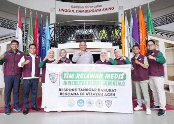 Rektor UNG saat berfoto bersama dengan tim relawan untuk bencana korban banjir Aceh. (F. Istimewa)