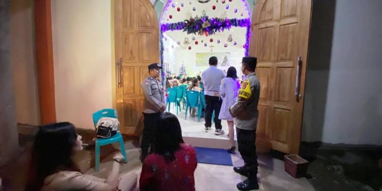 Sejumlah personel disiagakan untuk menjaga pelaksanaan ibadah pra natal.