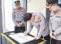 Kapolda Gorontalo, Irjen Pol. Drs. Widodo, S.H., M.H., didampingi Kapolres Gorontalo Utara (Gorut), AKBP Ahmad Eka Perkasa,S.I.K., saat meresmikan secara simbolis Poliklinik Polres Gorontalo Utara.