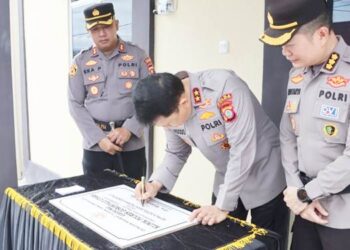 Kapolda Gorontalo, Irjen Pol. Drs. Widodo, S.H., M.H., didampingi Kapolres Gorontalo Utara (Gorut), AKBP Ahmad Eka Perkasa,S.I.K., saat meresmikan secara simbolis Poliklinik Polres Gorontalo Utara.