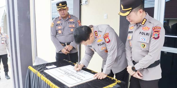 Kapolda Gorontalo, Irjen Pol. Drs. Widodo, S.H., M.H., didampingi Kapolres Gorontalo Utara (Gorut), AKBP Ahmad Eka Perkasa,S.I.K., saat meresmikan secara simbolis Poliklinik Polres Gorontalo Utara.