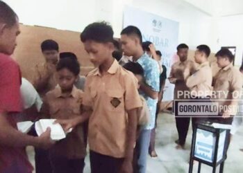 Distribusi SIJUM di Masjid Al Kautsar Kota Gorontalo usai sholat Jumat.(Foto: Roy/Gorontalo Post)