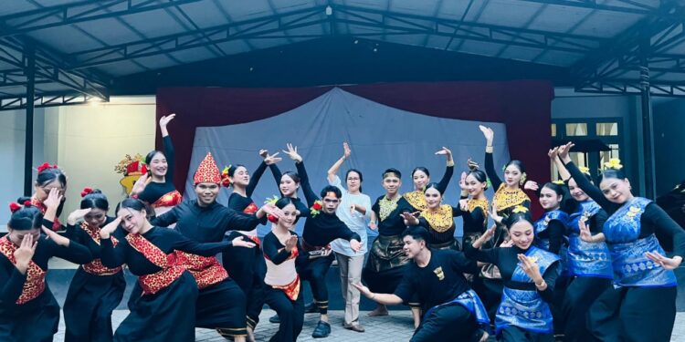 Mahasiswa Sendratasik UNG Pukau Dosen dengan Tari Rantak dalam Ujian Teknik Tari IIl
