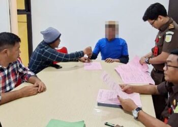 Tersangka kasus dugaan bom ikan beserta barang bukti, diserahkan oleh pihak penyidik Gakkum, Dit Polairud Polda Gorontalo, kepada pihak Kejaksaan Negeri (Kejari) Gorontalo Utara.