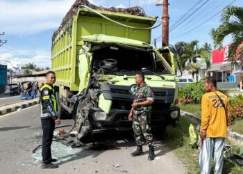 Dua unit mobil truck milik perusahaan sawit mengalami tabrakan di simpang empat Block Plan, Pohuwato.