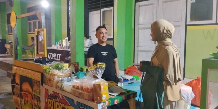 Strategi Rudi Mahmud Jaga Harga Tetap Stabil di Tengah Keramaian Pusat Kuliner Sate Telaga