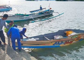 Seorang WNA asal Filipina yang hanyut di Laut Sulawesi saat tiba di Pelabuhan Kwandang, Gorut. (foto: istimewa)