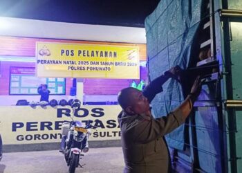 Personel gabungan yang berada di wilayah perbatasan antara Gorontalo dan Sulawesi Tengah (Sulteng), tepatnya di Kecamatan Popayato Barat, memaksimalkan penjagaan dan pengawasan terhadap kendaraan yang melintas. (F. Zulkifli/ Gorontalo Post)