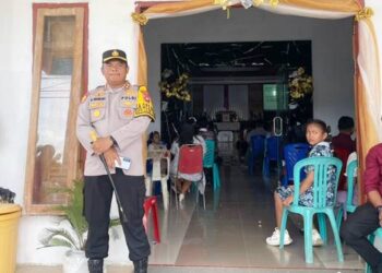 Kapolres Pohuwato, AKBP H. Busroni,S.I.K.,M.H., meninjau langsung pelaksanaan ibadah natal umat kristiani, serta mengecek kondisi personel yang melakukan pengamanan.