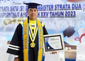 AKP Dr. Iswan Brandes, S.Pd.I., M.Si., M.M., M.K.M., CPHR., CBA., CPM., C.PS., C.GMC., C.TMP., C.HL., C.MTr., saat wisudah beberapa waktu lalu. Dirinya membuktikan bahwa jangan pernah menyerah dan malas untuk menuntut ilmu, meski dalam keterbatasan perekonomian.