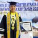 AKP Dr. Iswan Brandes, S.Pd.I., M.Si., M.M., M.K.M., CPHR., CBA., CPM., C.PS., C.GMC., C.TMP., C.HL., C.MTr., saat wisudah beberapa waktu lalu. Dirinya membuktikan bahwa jangan pernah menyerah dan malas untuk menuntut ilmu, meski dalam keterbatasan perekonomian.