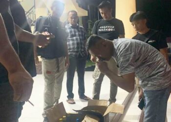 Petugas kepolisian Polres Pohuwato mengamankan barang bukti miras jenus cap tikus dalam operasi pekat, Selasa malam (09/12/2025).