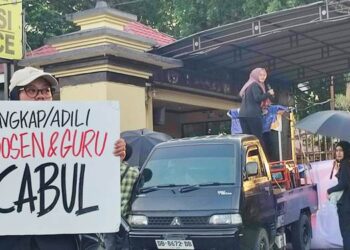 Puluhan aktivis perempuan dan mahasiswa menggelar aksi kekerasan terhadap perempuan di Polda Gorontalo. Rabu (10/12).Foto: Natharahman/ Gorontalo Post