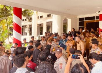 Aksi Jilid II Forum Pemerhati Hukum Indonesia di Kantor Bupati kabupaten Gorontalo Sempat Memanas