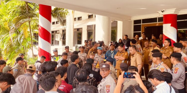 Aksi Jilid II Forum Pemerhati Hukum Indonesia di Kantor Bupati kabupaten Gorontalo Sempat Memanas