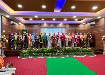 Fashion Show Kebaya Karawo Meriahkan HUT ke-26 DWP UNG