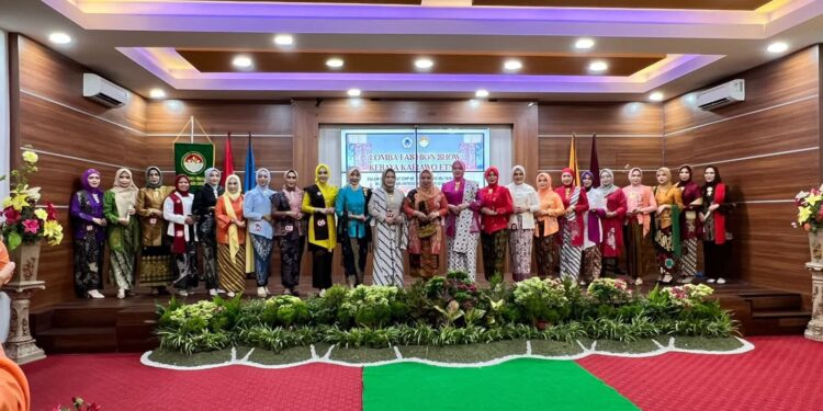 Fashion Show Kebaya Karawo Meriahkan HUT ke-26 DWP UNG