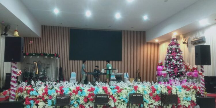 Persiapan Natal di GPdI Kota Gorontalo: Sentuhan Warna Baru dan Semangat Berbagi